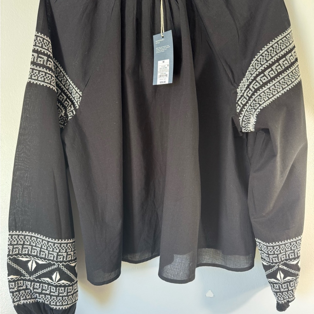 Universal Thread Black Cropped Embroidered Women's Top Size Medium Lightweight - Picture 3 of 6